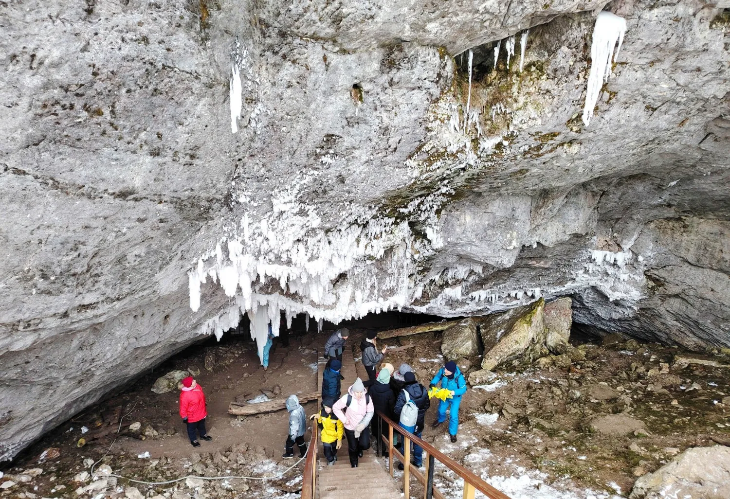 автора Вход в пещеру оборудован удобной лестницей.