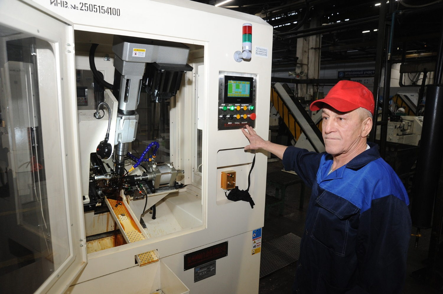 Ринат РАЗАПОВ  Новое оборудование позволяет заменить труд шести человек, говорит наладчик Владимир Васильев.