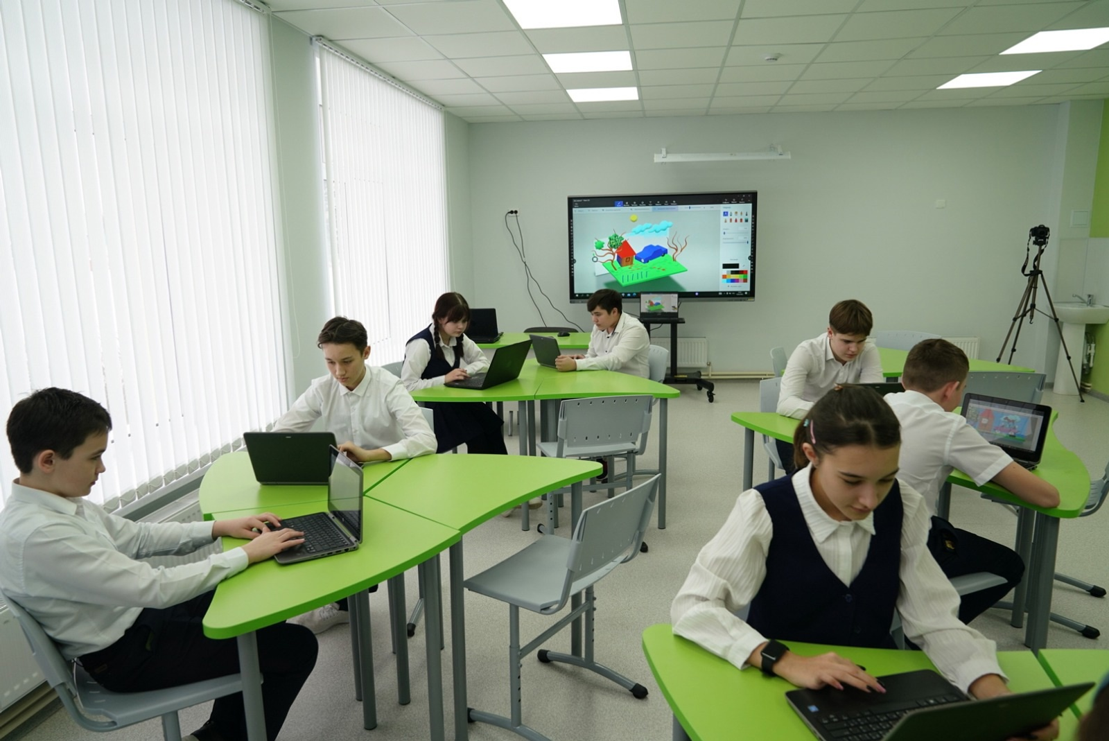 Радий Хабиров анонсировал создание во всех школах Башкирии ИТ-инфраструктуры