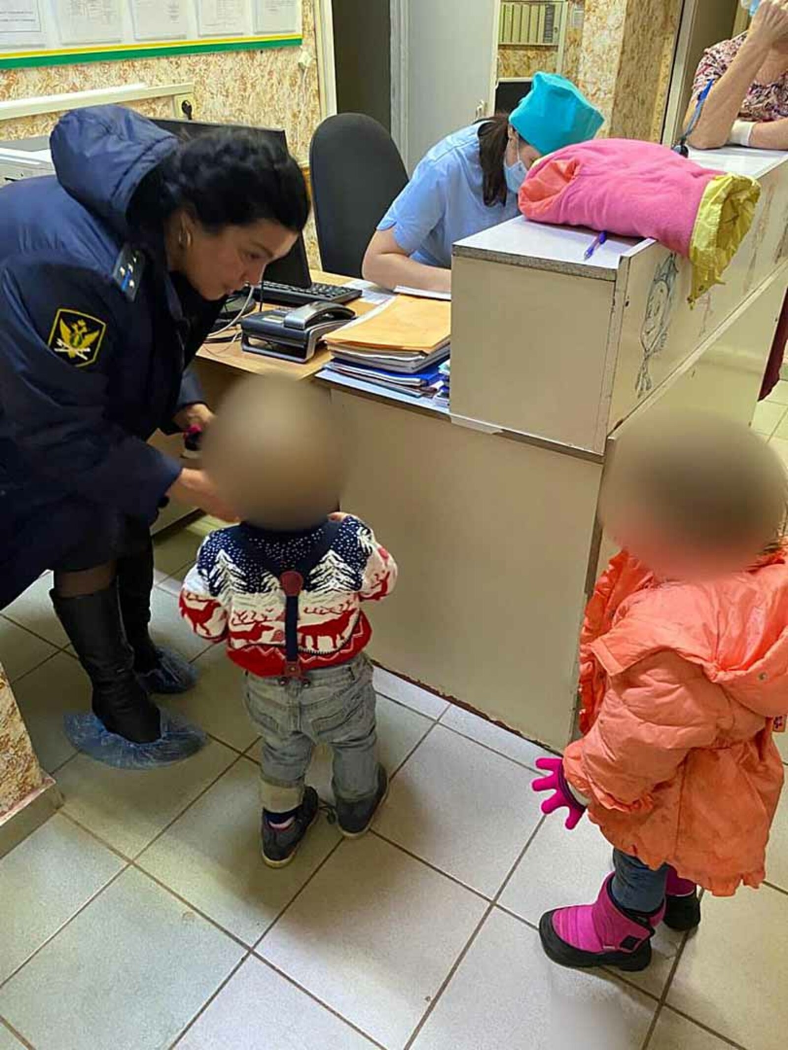 Двухлетний ребенок. Безопасность. Семья в Казахстане забирает ребенка. Семья неблагополучная избиение. Забирают принудительно