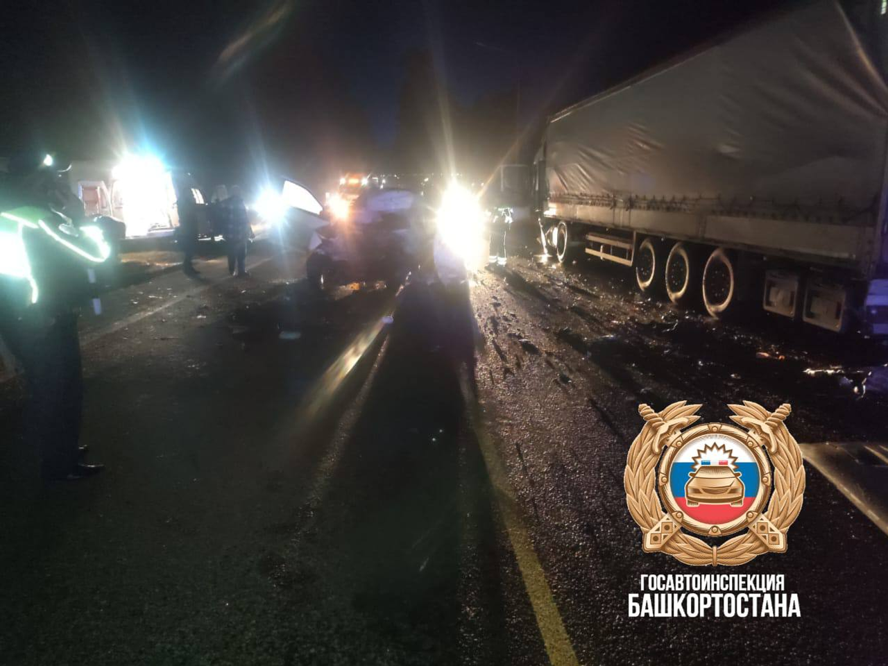 В Башкирии водитель легковушки разбился в столкновении с фурой