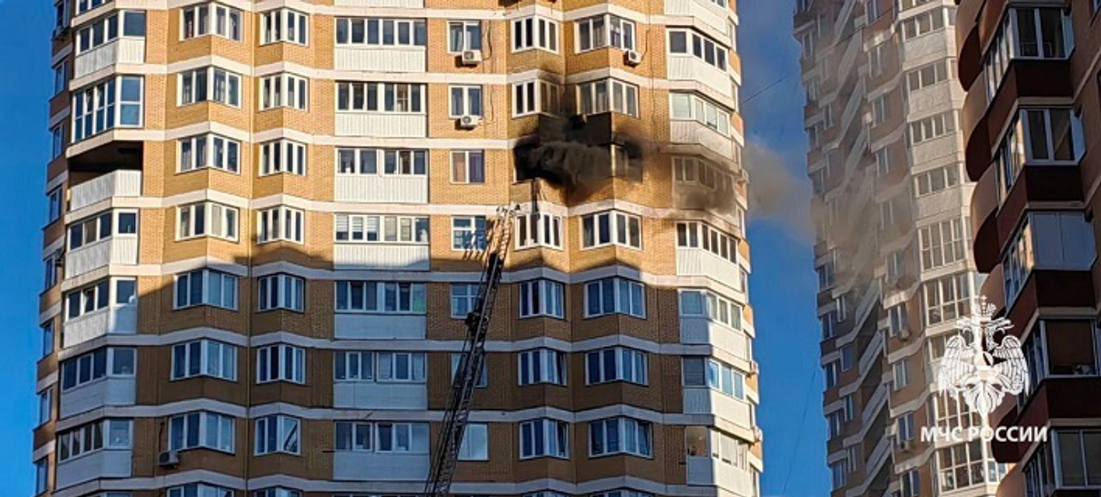 В Уфе тушат пожар в высотке на Бакалинской