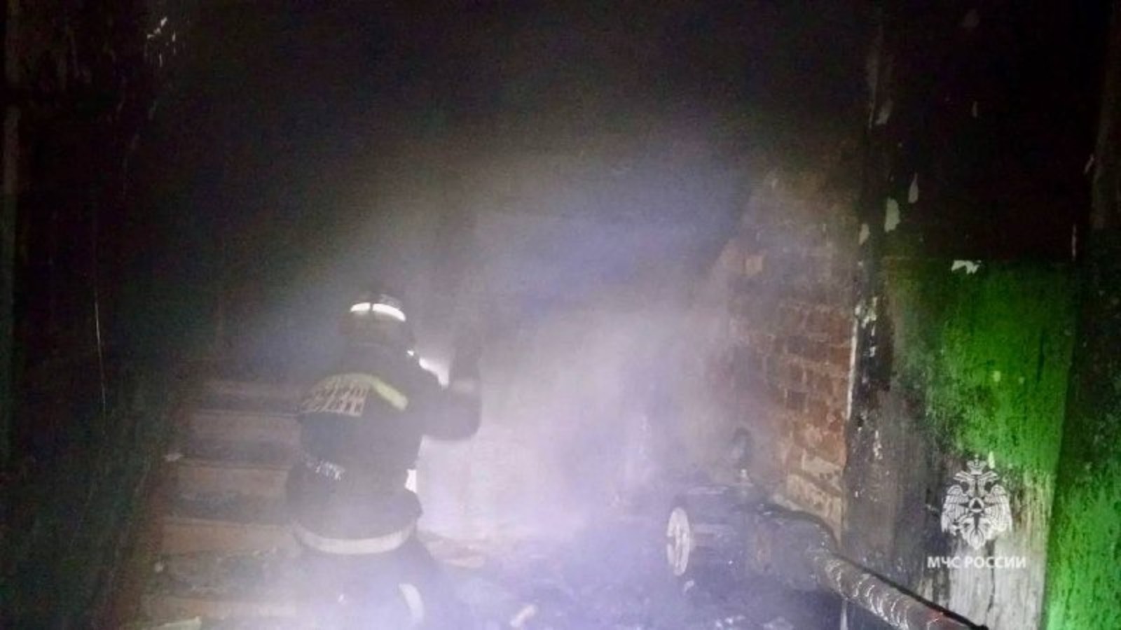 В Благовещенске загорелся двухэтажный жилой дом