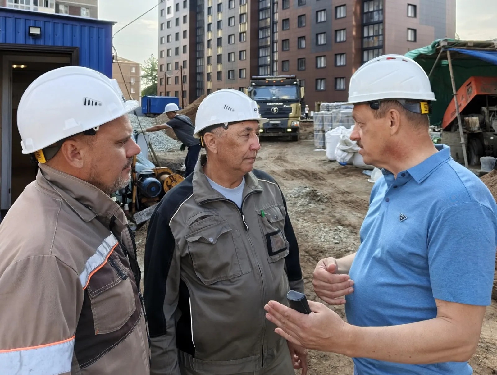 автора  Юрий Панов (слева), его наставник Равиль Мустафин и представитель стройконтроля Станислав Дрёмин.
