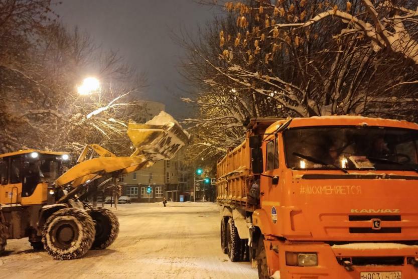 Со снегопадом в Уфе борются более 1500 коммунальщиков