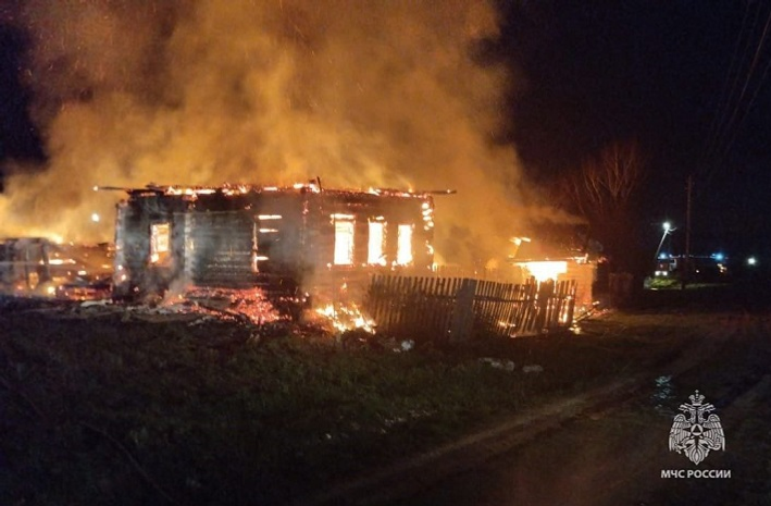 В Башкирии в крупном ночном пожаре погибли мужчина и женщина
