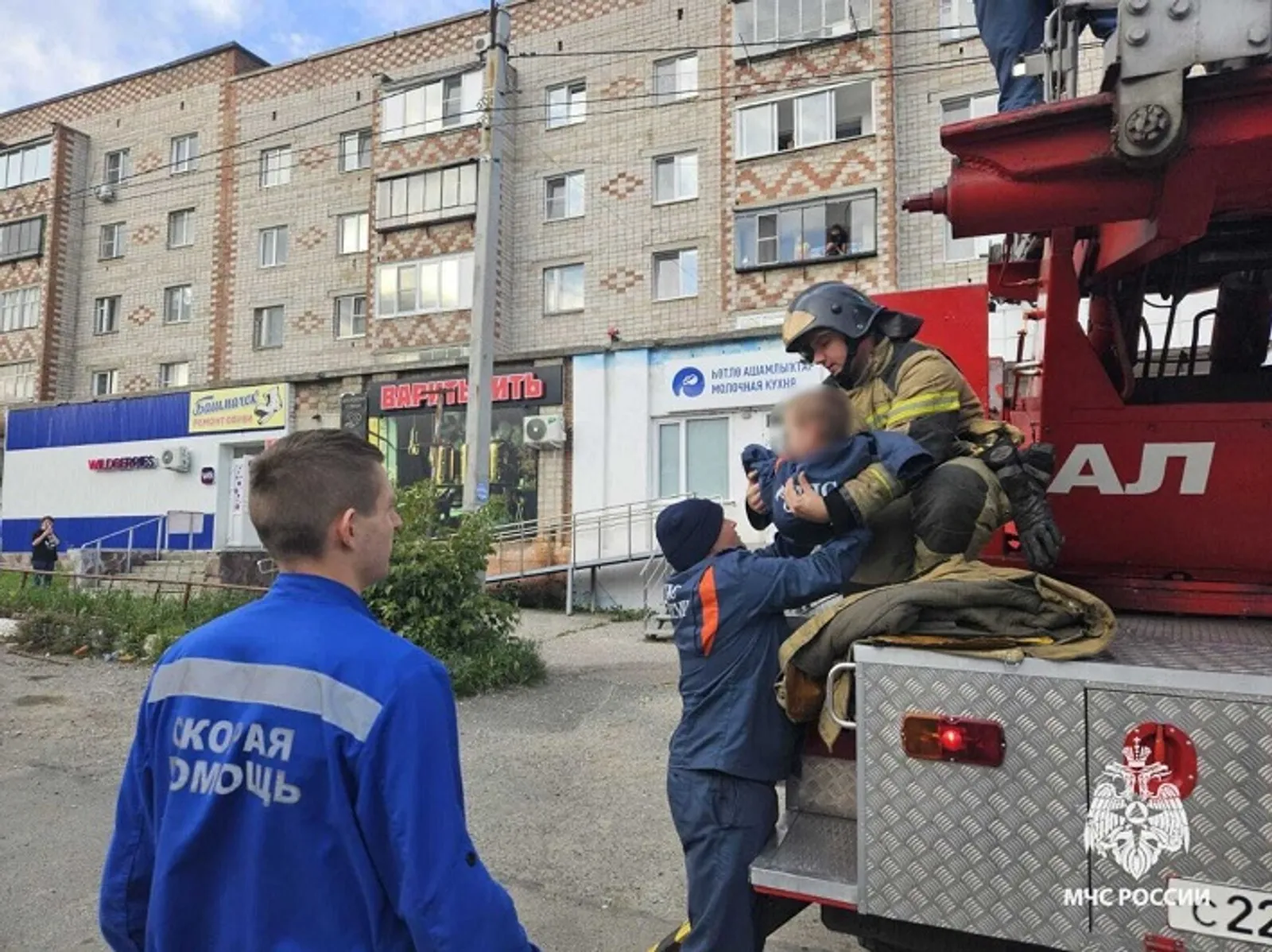 В Башкирии с крыши магазина сняли трёхлетнего малыша