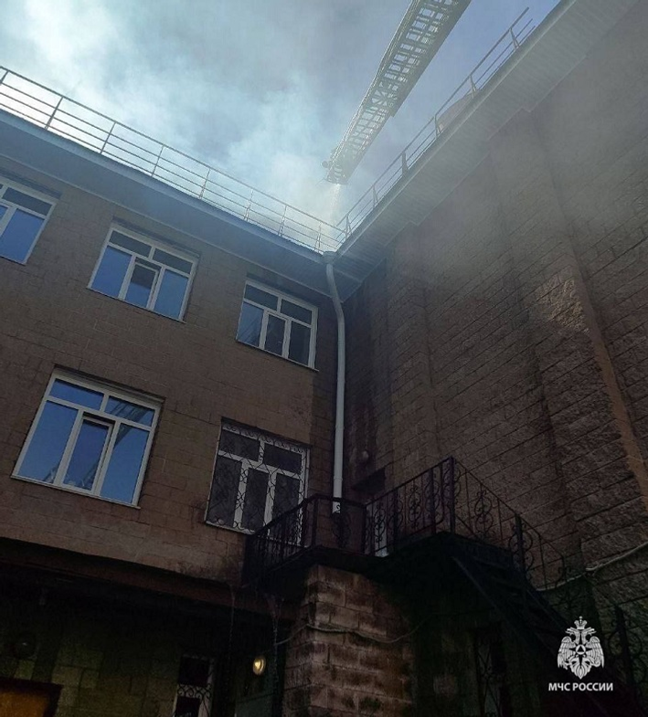 В Уфе при проведении ремонтных работ загорелась крыша школы