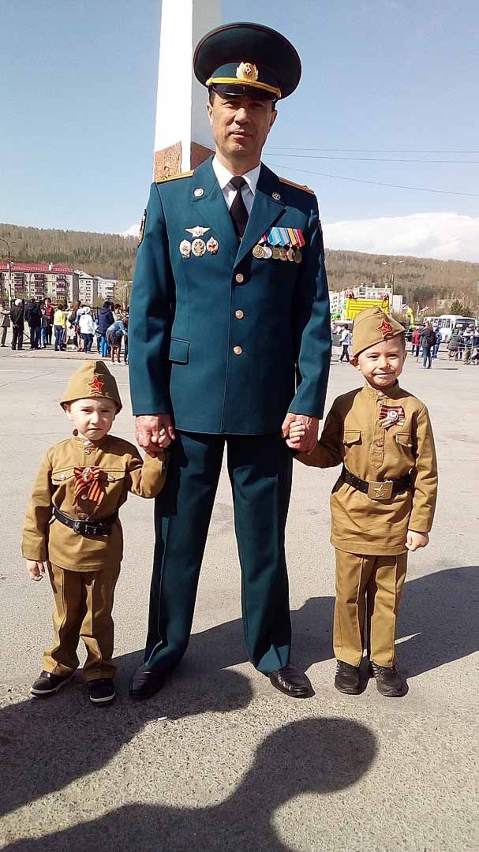 Аниса Янбаева  Фанис Шахманов с сыновьями. Эрик с Давидом уже знают, кем хотят стать. Пожарными, как их отец.