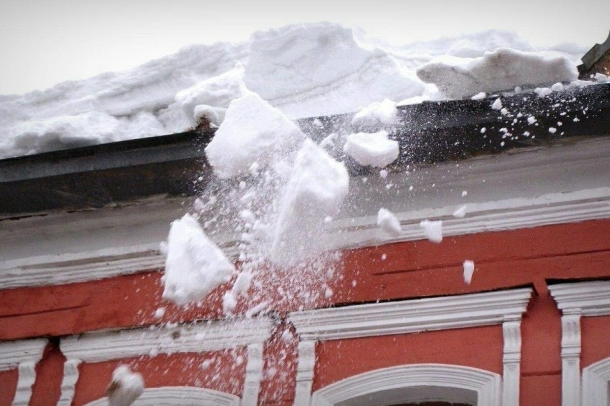 Сход снега с крыши. Глыба льда на крыше. Снег на крыше. Снег упал с крыши.