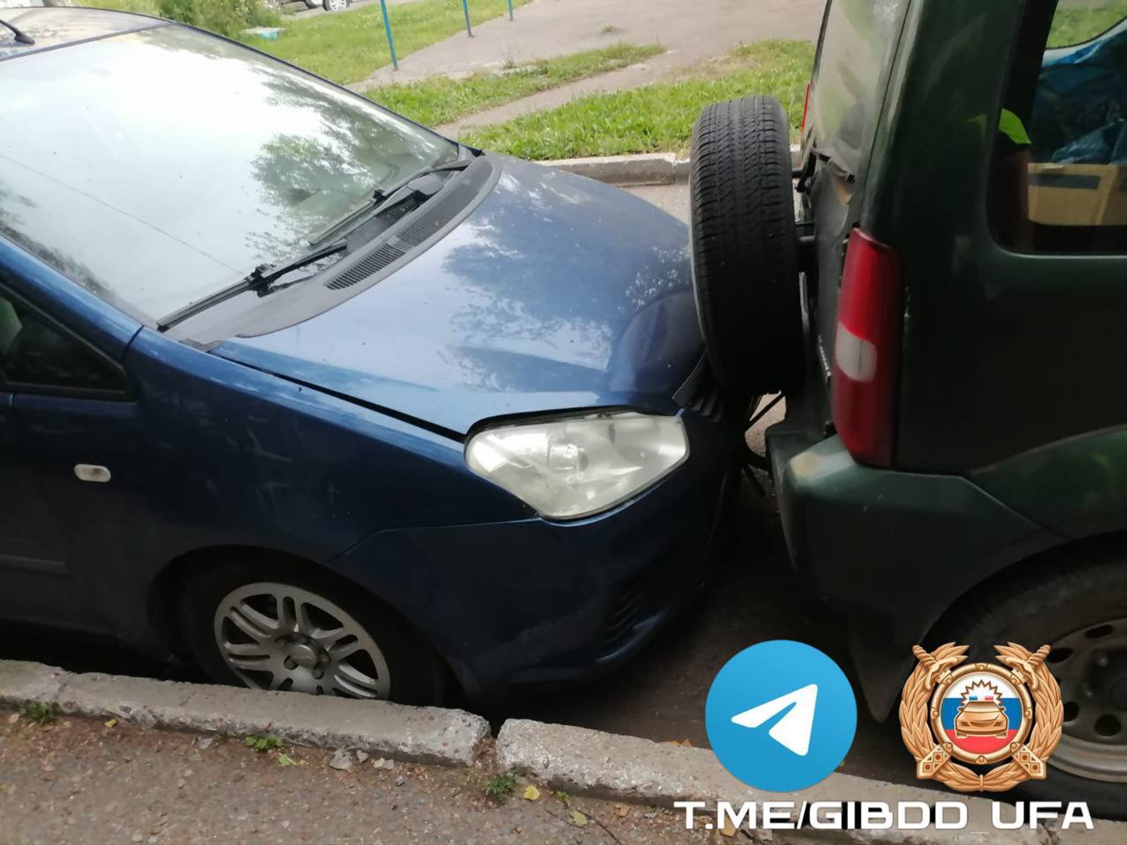 В одном из дворов Уфы женщина-водитель повредила четыре машины