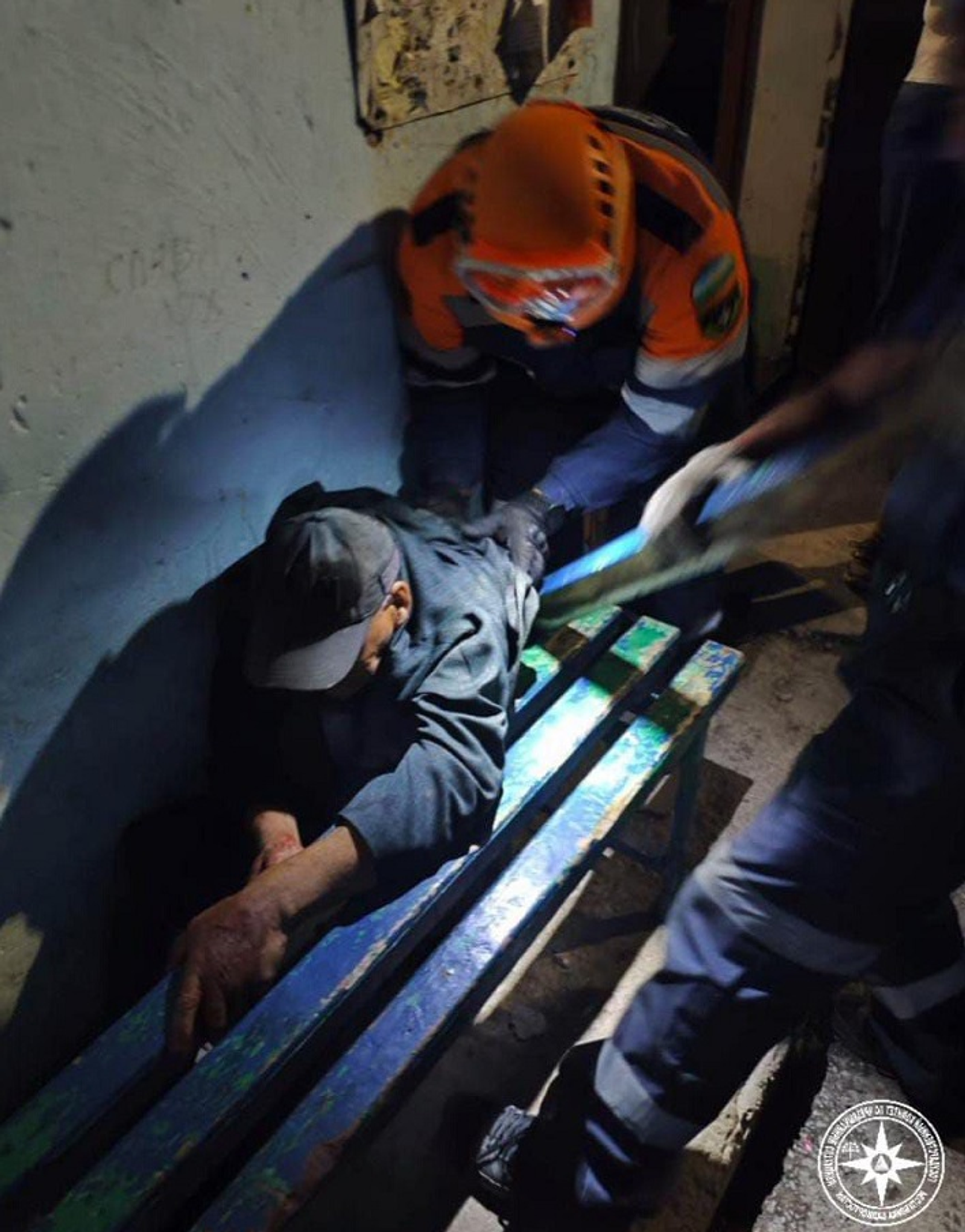 Жителя Уфы, застрявшего между стеной и скамейкой, вызволяли спасатели