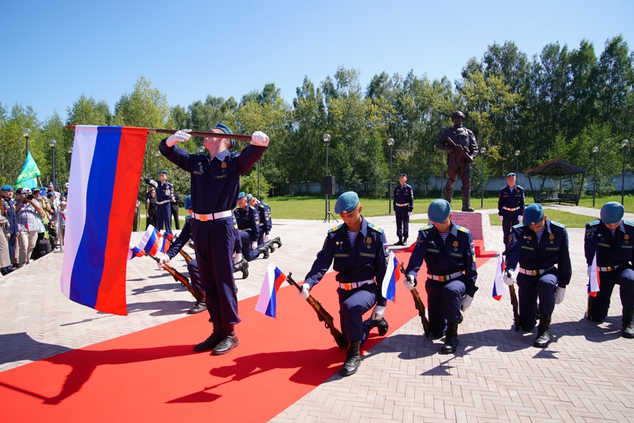 Радий Хабиров открыл памятник Герою России Максиму Серафимову