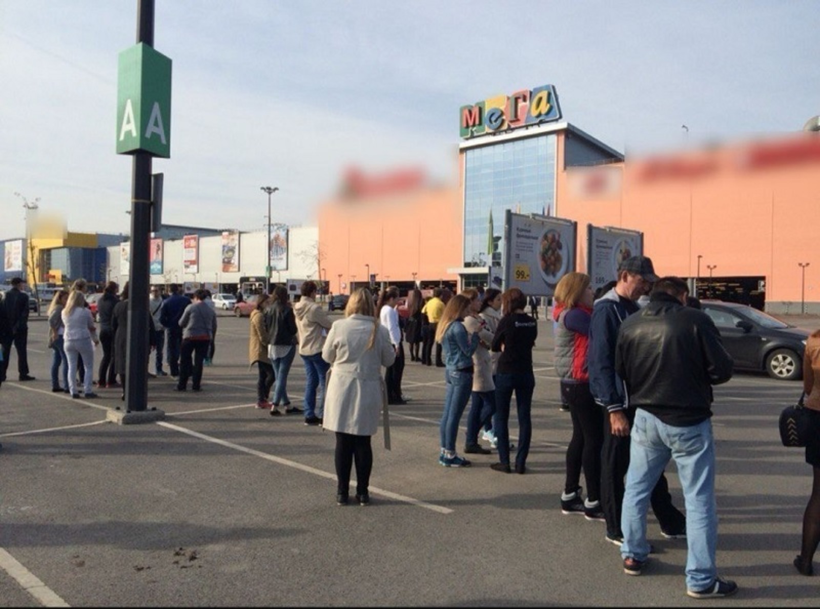 МЧС РБ В Уфе из торгового центра «Мега» эвакуировали тысячу человек