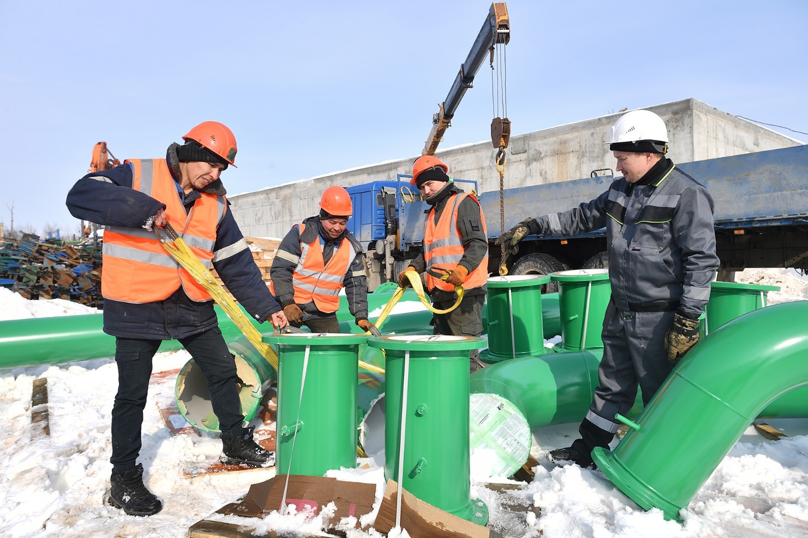 Альберт ЗАГИРОВ  Бригада монтажников технологических трубопроводов под руководством Виталия Тимеряева займется прокладкой сетей для питьевой воды.