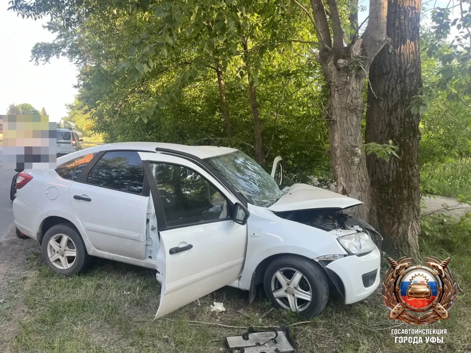В Уфе спасатели деблокировали девушку-водителя, врезавшуюся в дерево