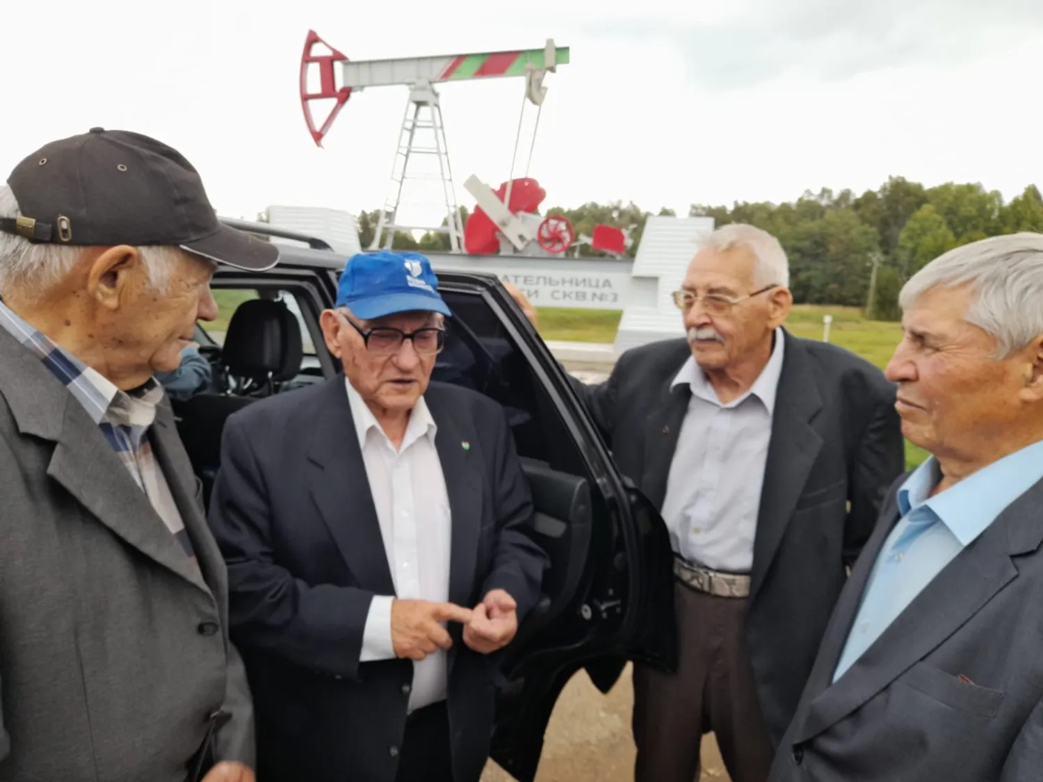 Ринат ФАЙЗРАХМАНОВ  Ветераны Большого Арлана (слева направо): Э. Зайнетдинов, Б. Густов, Л. Фархуллин, Ф. Исламов на свидании со скважиной-первооткрывательницей.