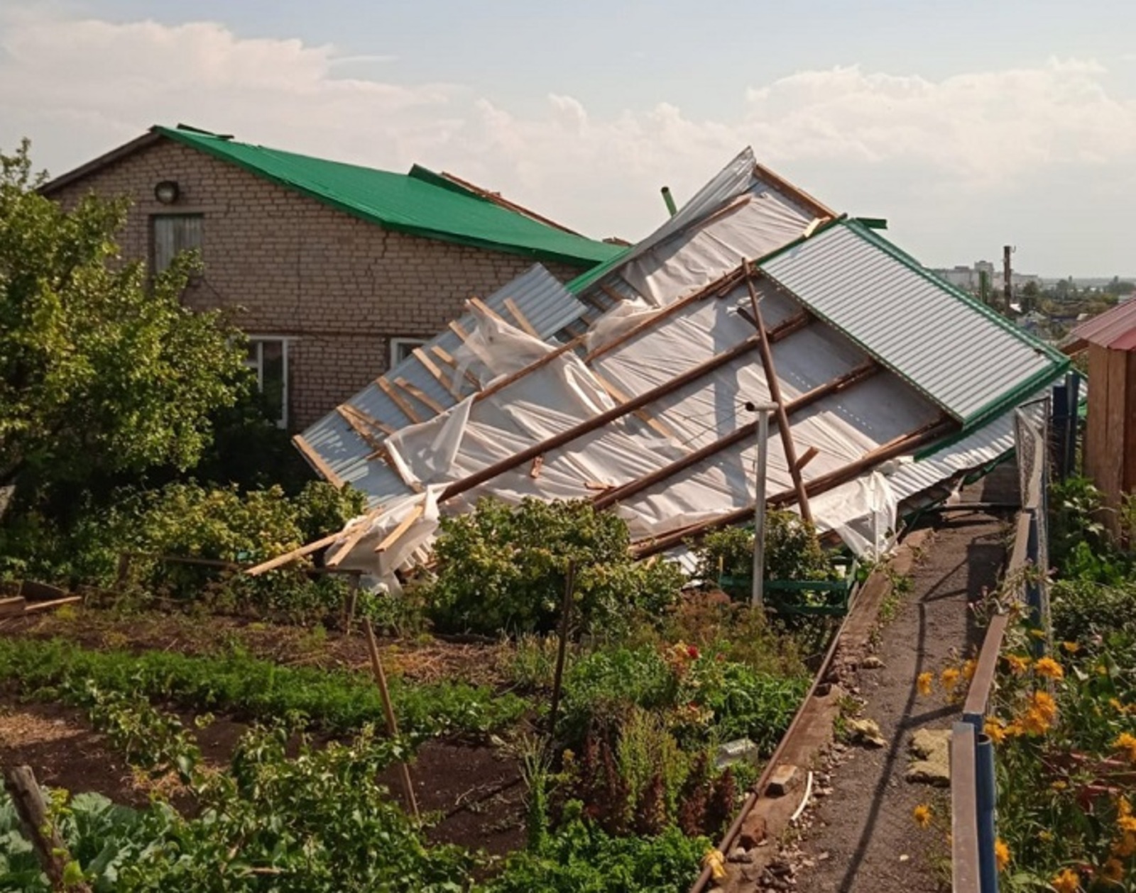 В Башкирии ураганный ветер снёс крыши домов и повалил деревья