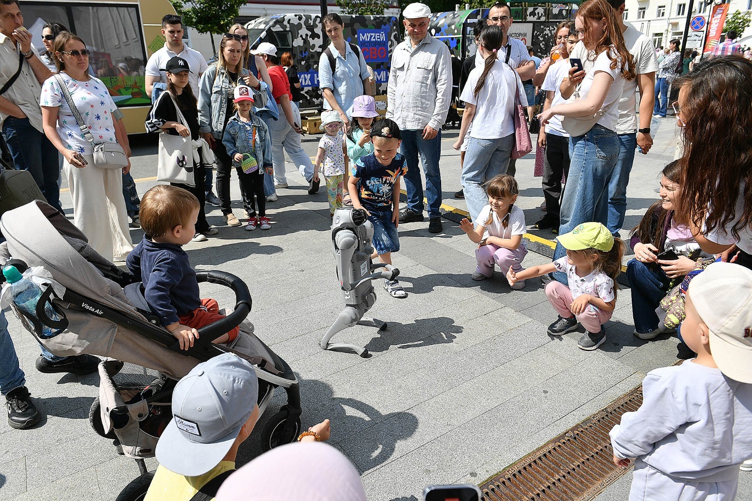 Собака-робот Топчик приветствовала юных гостей фестиваля.