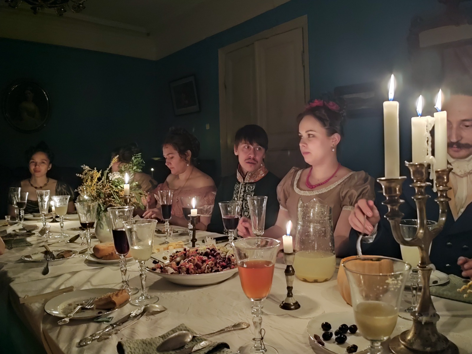 Айгуль РАХМАТУЛЛИНА  Мягкий свет свечей создавал особую уютную атмосферу за столом.