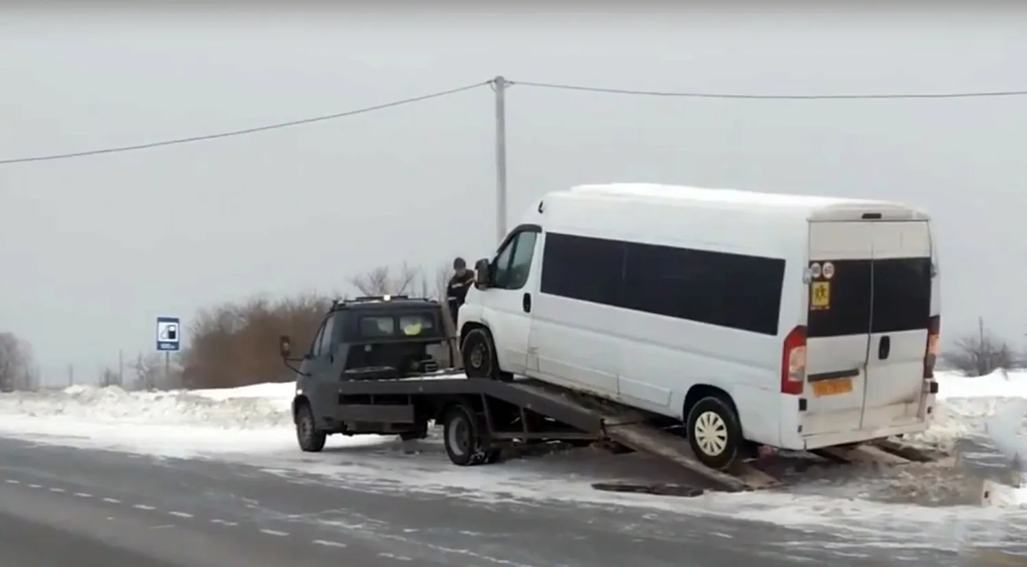 ГАИ РБ Днем 17 февраля на 10 км автодороги Дюртюли — Нефтекамск инспекторы ДПС остановили автобус «Пежо Боксер» со знаком «Дети»: 12 подростков ехали в Ижевск на соревнования по баскетболу. Как выяснилось, 49-летний водитель был пьян — алкотестер показал 0,21 мг/л паров алкоголя в выдыхаемом воздухе. Детей пересадили на другой транспорт, идет расследование инцидента.
