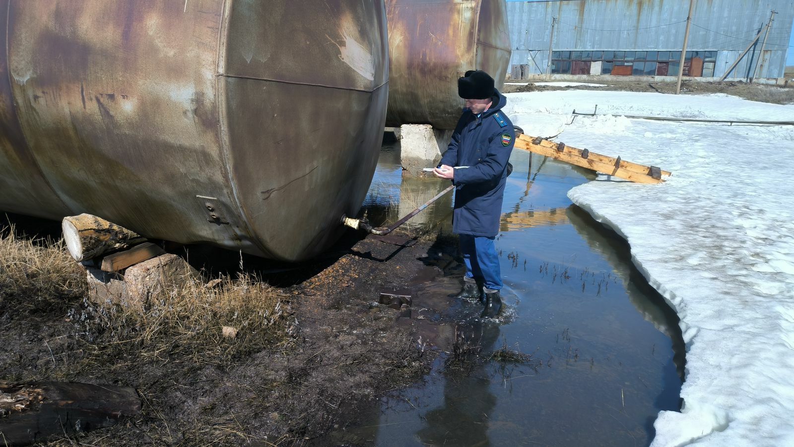 В Башкирии разлив нефтепродуктов привёл к загрязнению реки и почвы: Прокуратура