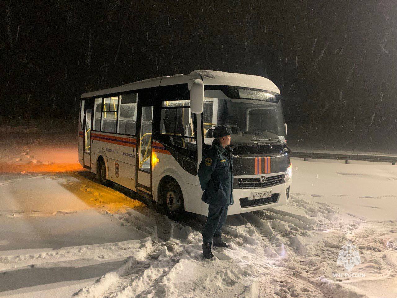 В Башкирии общежитие открыло свои двери для всех застрявших в пургу на дороге