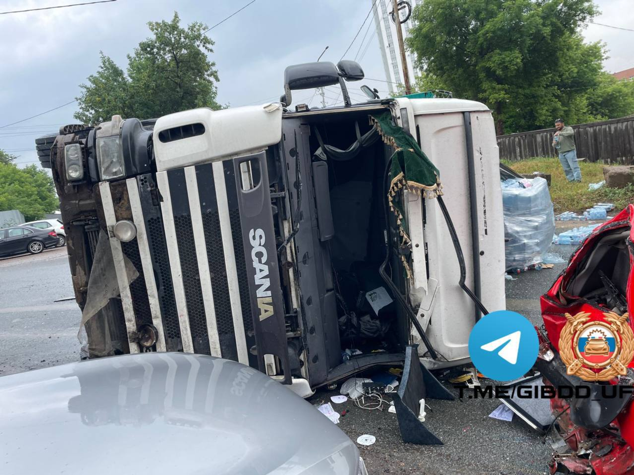 В Уфе грузовик снёс припаркованные легковушки