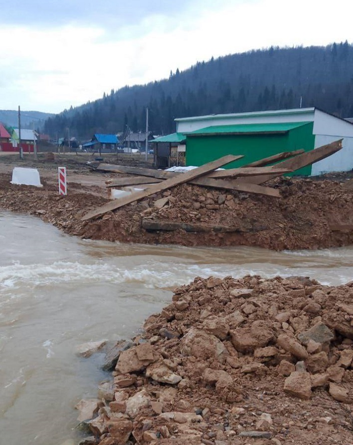 В Башкирии резко поднялась река и затопила дорогу в деревню