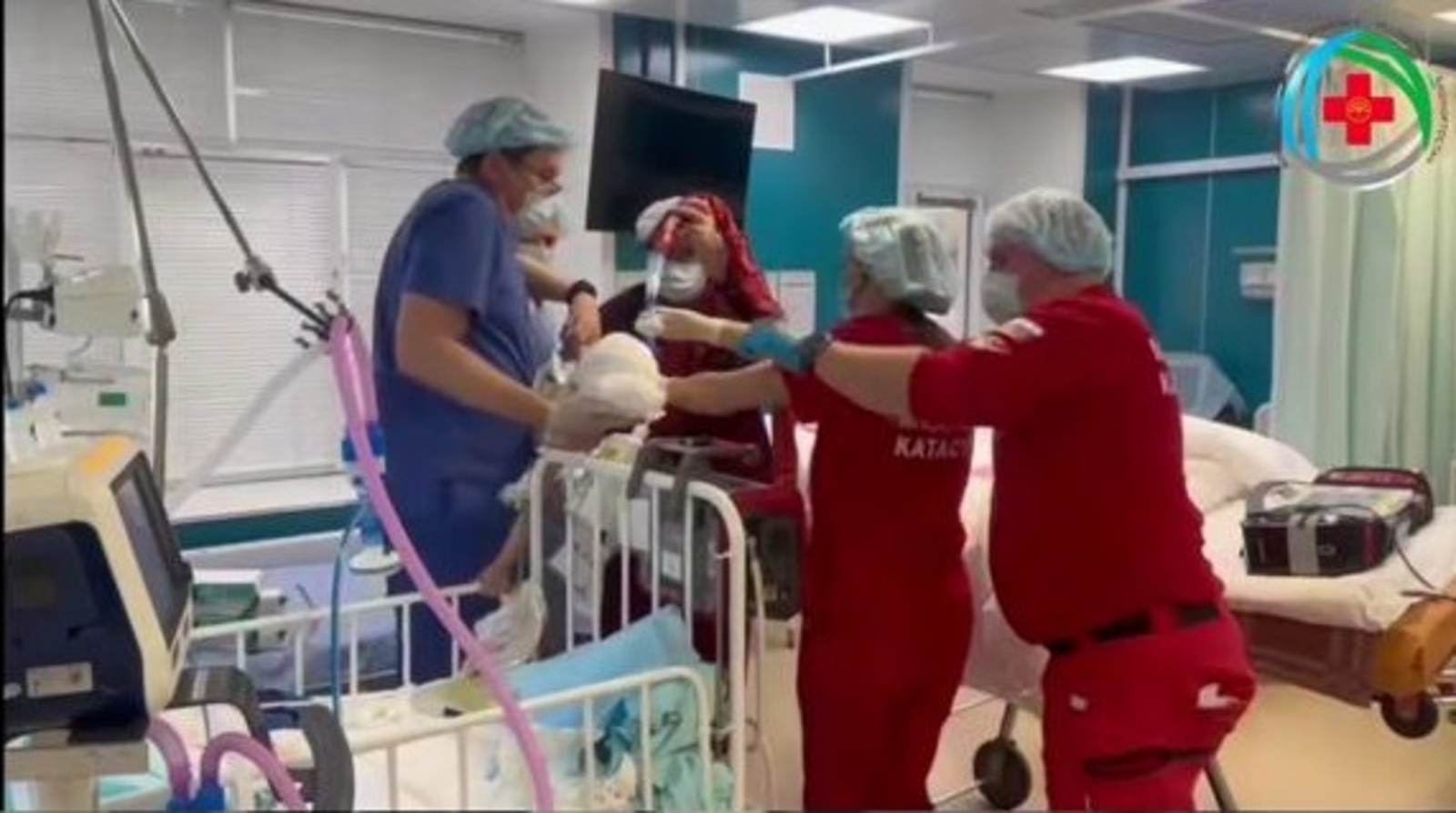 Малышку из Уфы, выброшенную отцом из окна, отправили спецбортом в Москву