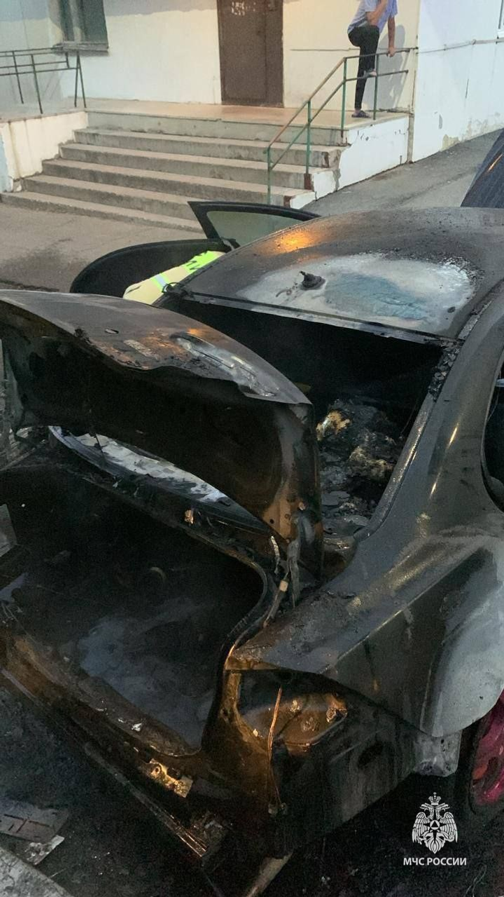 В Уфе на парковке сгорела иномарка