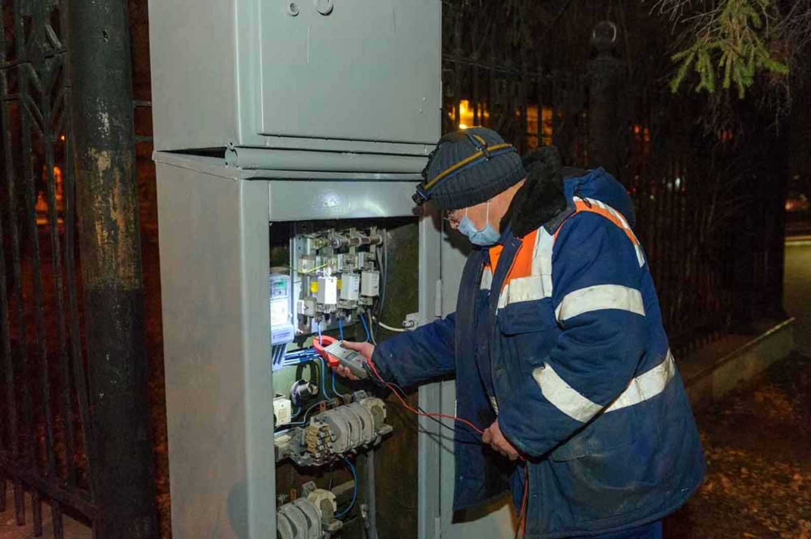 Альберт ЗАГИРОВ  Аварии на электросетях в аномальные морозы устранялись оперативно, однако ситуация по-прежнему остается сложной.
