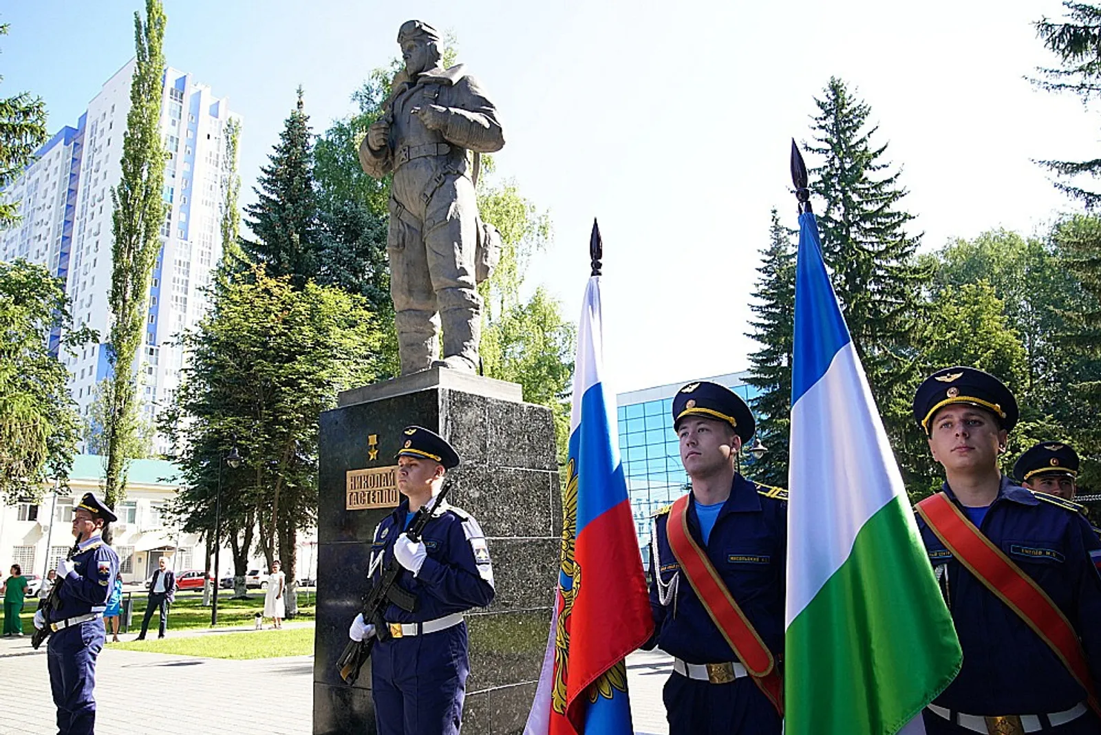 пресс-службы главы РБ Памятник Николаю Гастелло остается главным символом сквера, который называют ровесником предприятия.