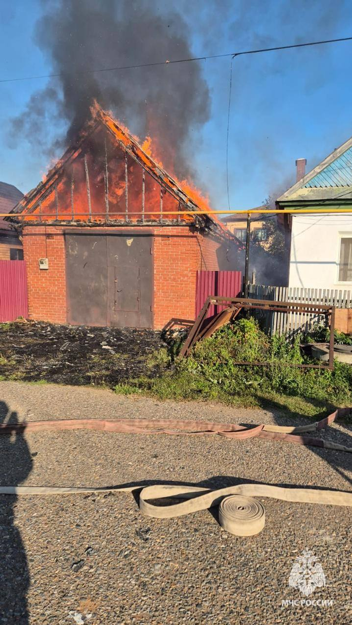 В Нефтекамске сгорели гараж и баня