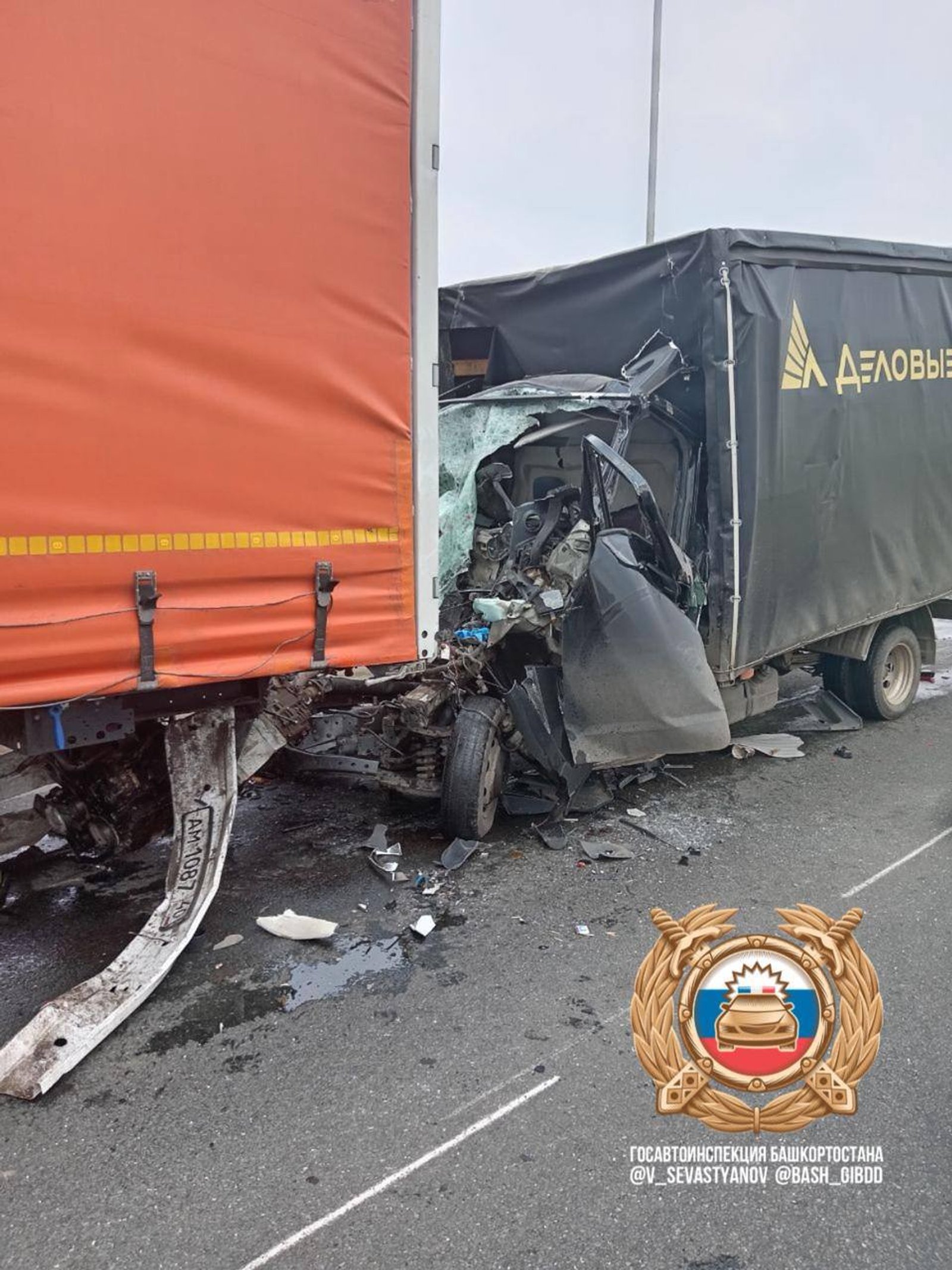 В Башкирии в столкновении двух грузовиков погиб водитель