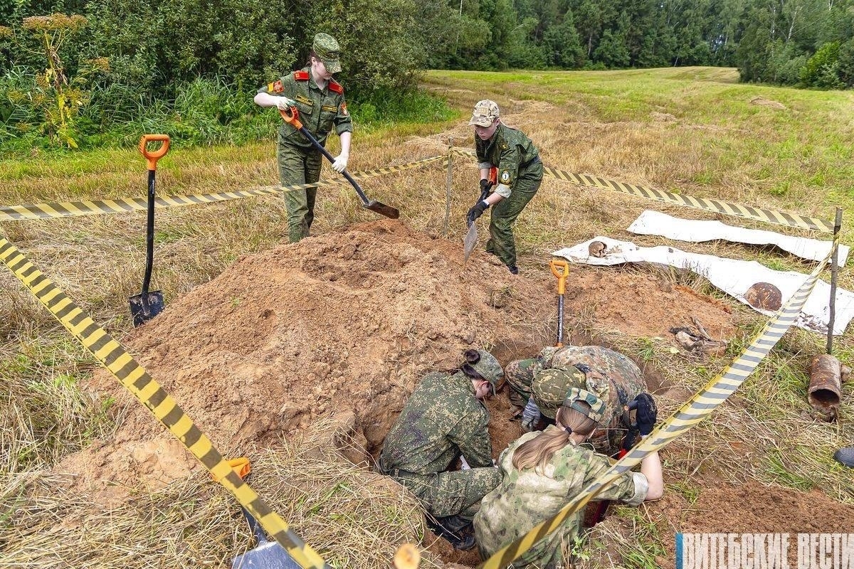 Спустя годы: Радий Хабиров вручил внукам фронтовика найденную в Беларуси медаль