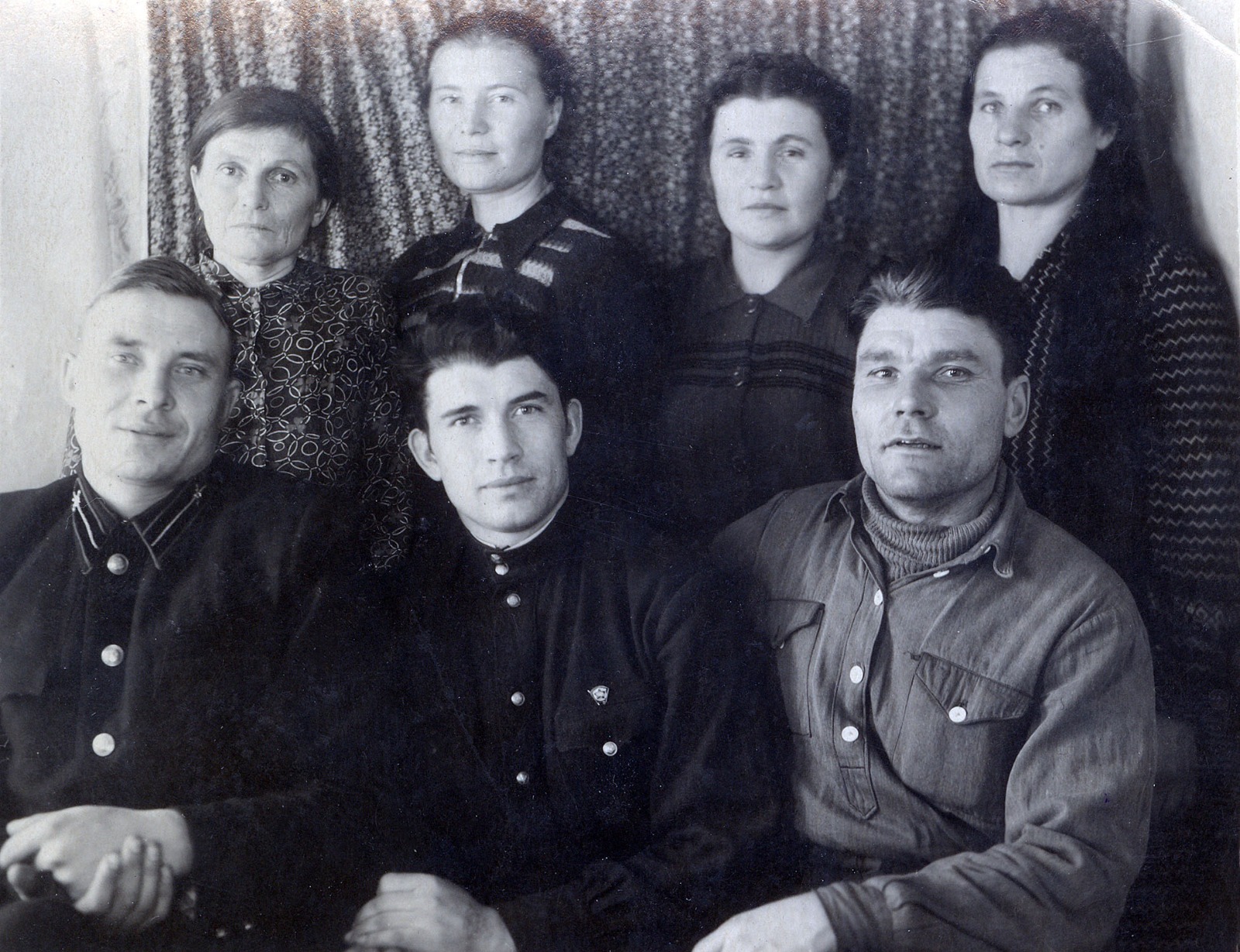 из архива Николая ПУСТОВИТА Кондрат Кузебный (первый справа) в кругу семьи. Начало 1950-х годов.