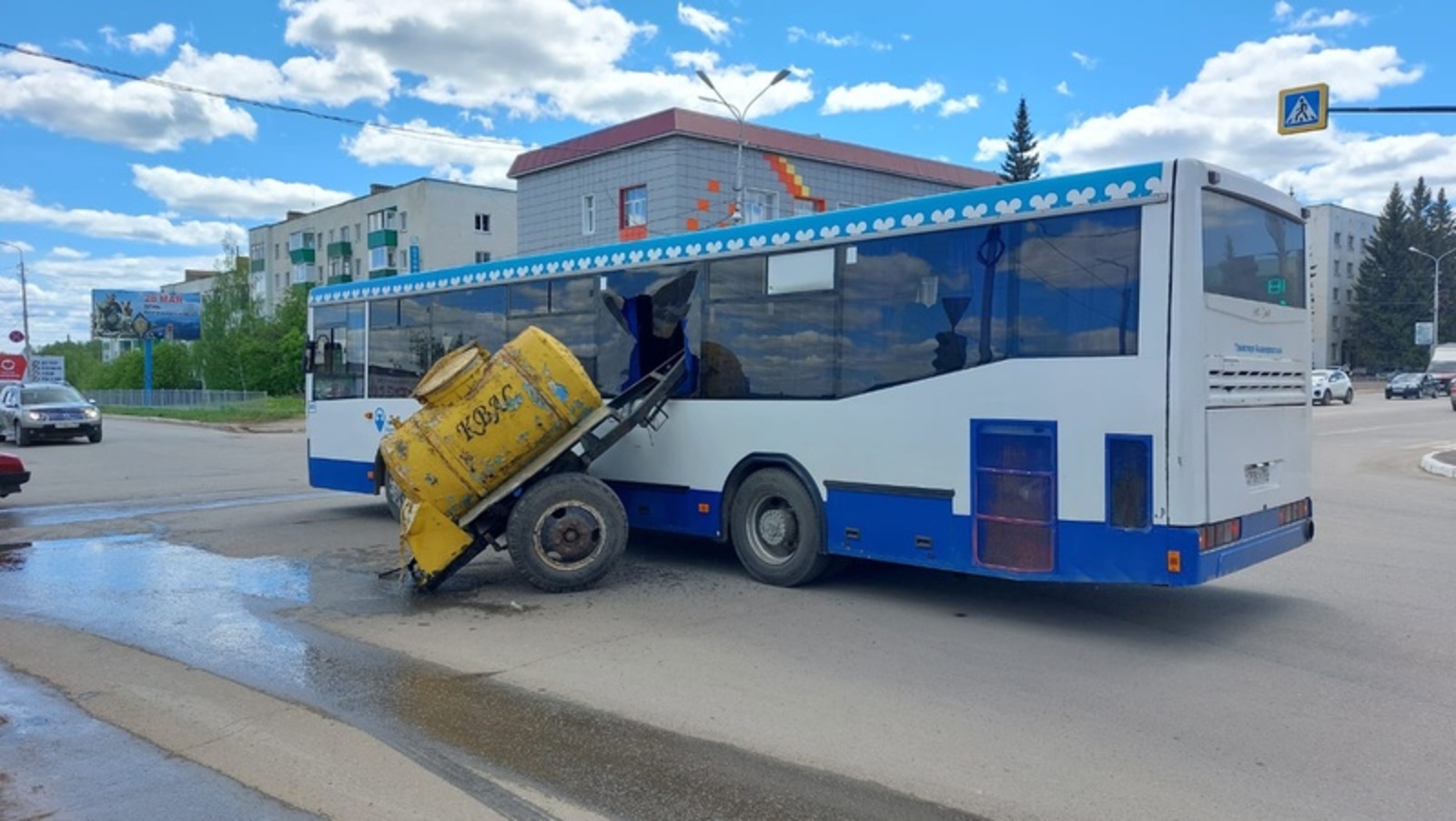 В Башкирии квасная бочка протаранила пассажирский автобус