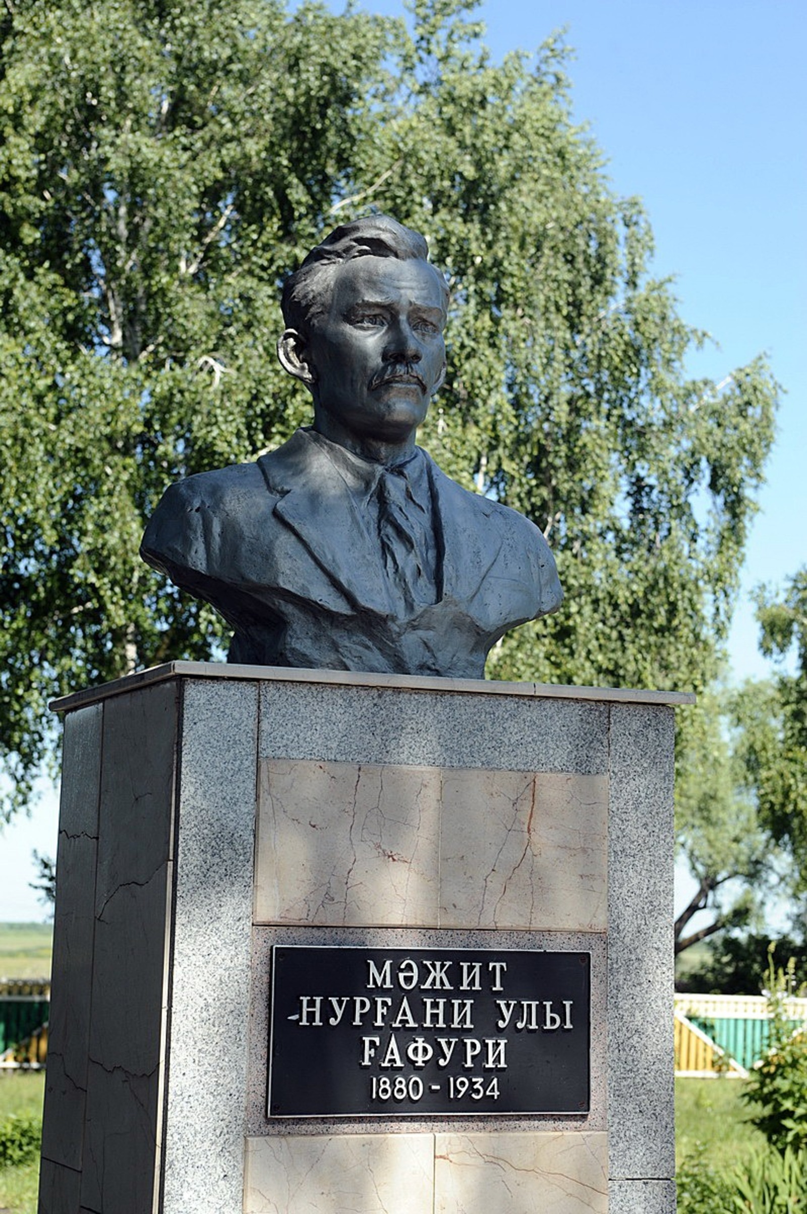 Бюст Мажита Гафури в Гафурийском районе.