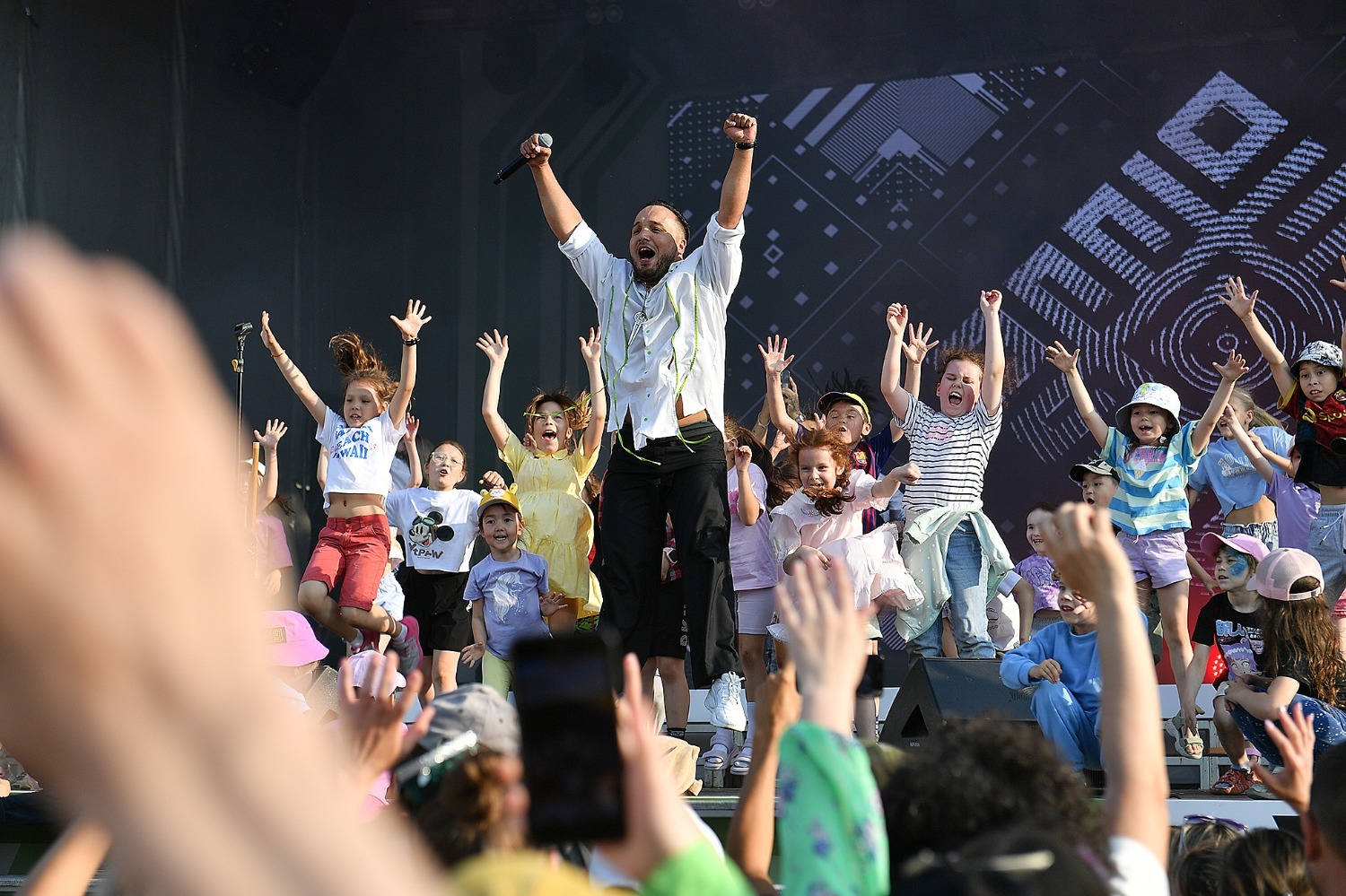 Артист Загир Зайнетдинов устроил детскую дискотеку на сцене.