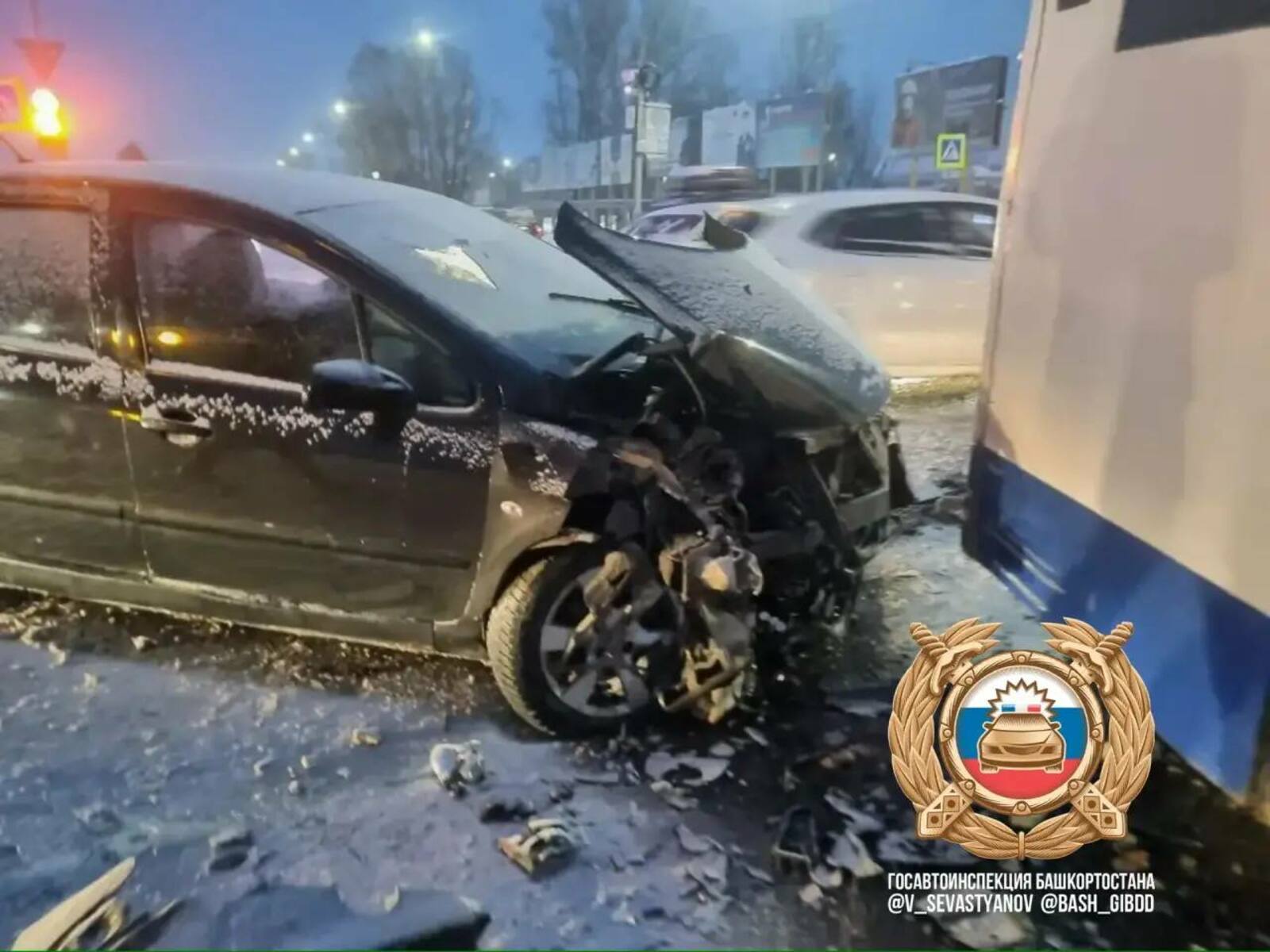 В Нефтекамске водитель Peugeot врезался в автобус. Пассажир иномарки погиб