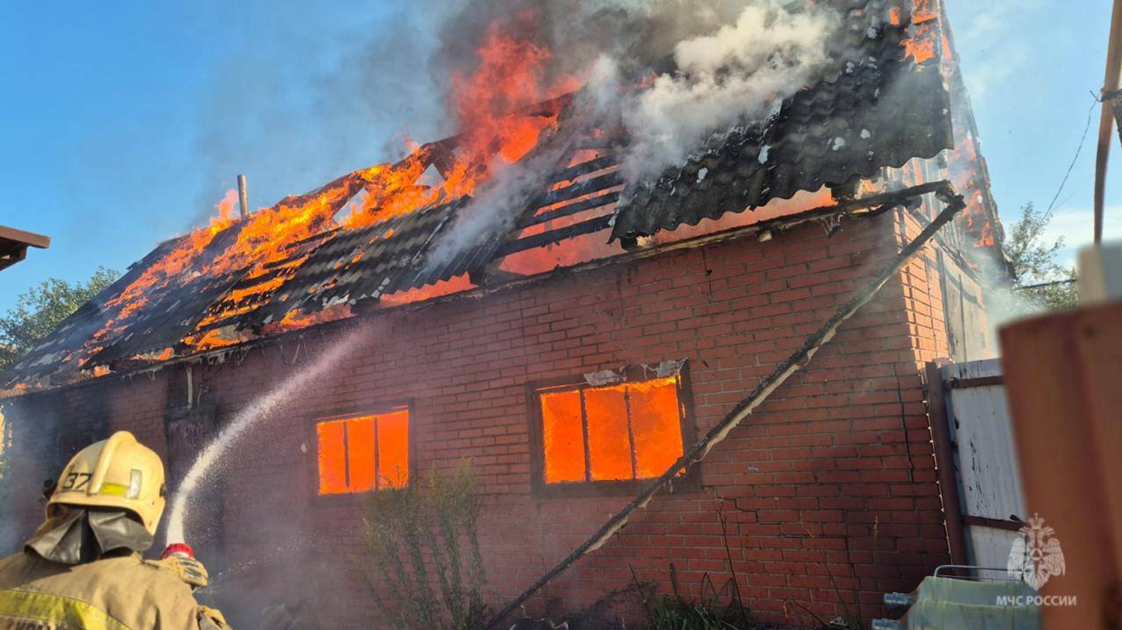 В Нефтекамске сгорели гараж и баня