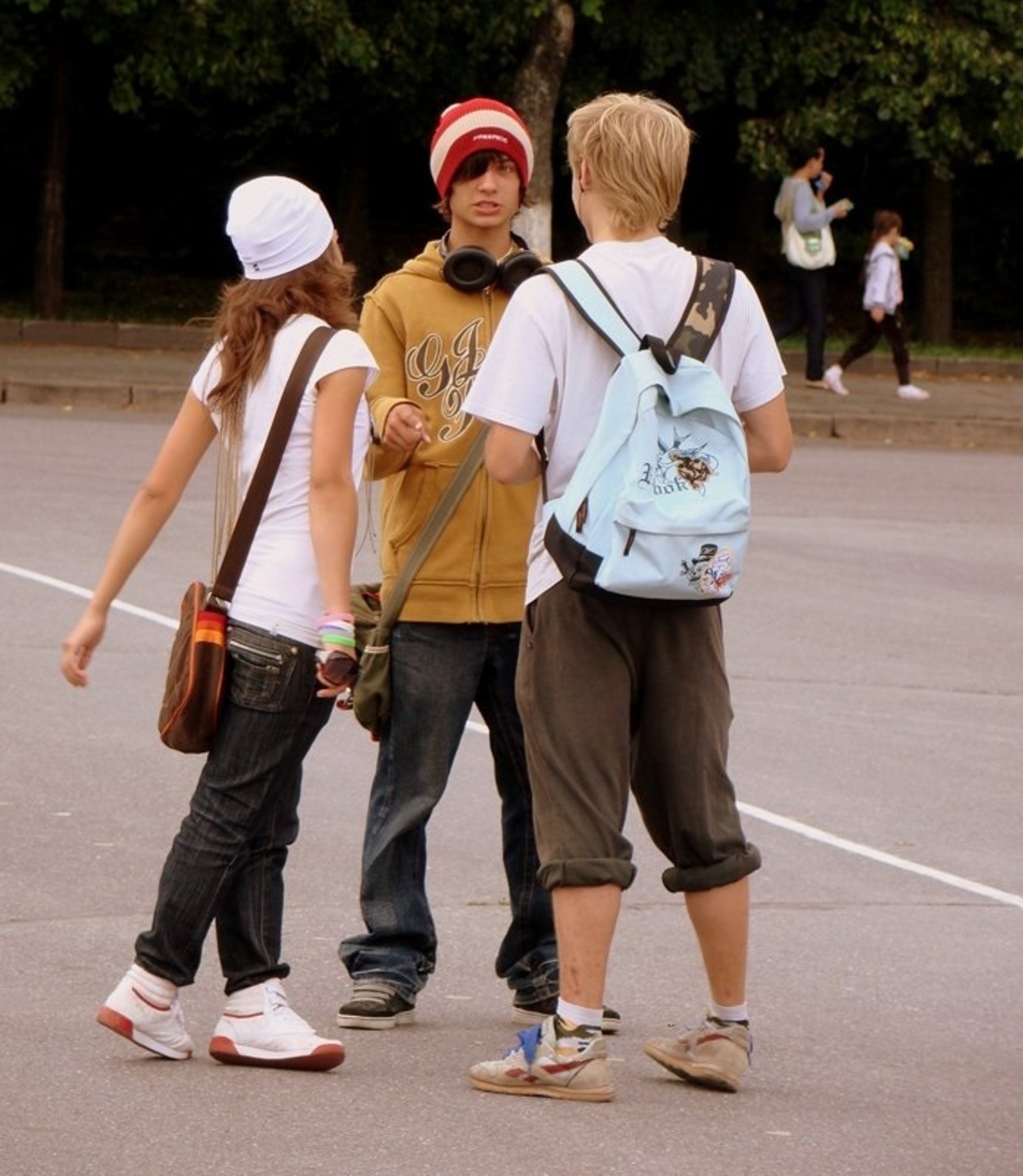 Подростки стоят. Современная молодежь. Группа подростков на улице. Подростковые образы. Группа людей на улице.