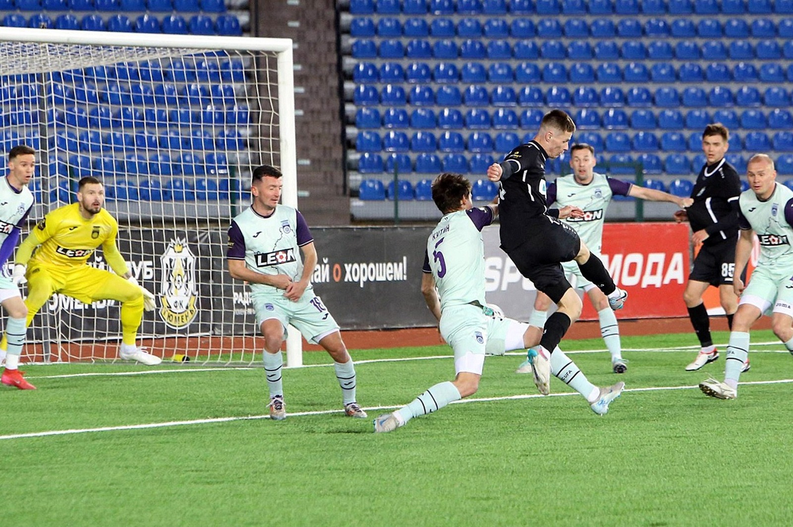 пресс-службы ФК «Уфа» В обороне уфимцам (в белой форме) в каждом матче приходится нелегко.