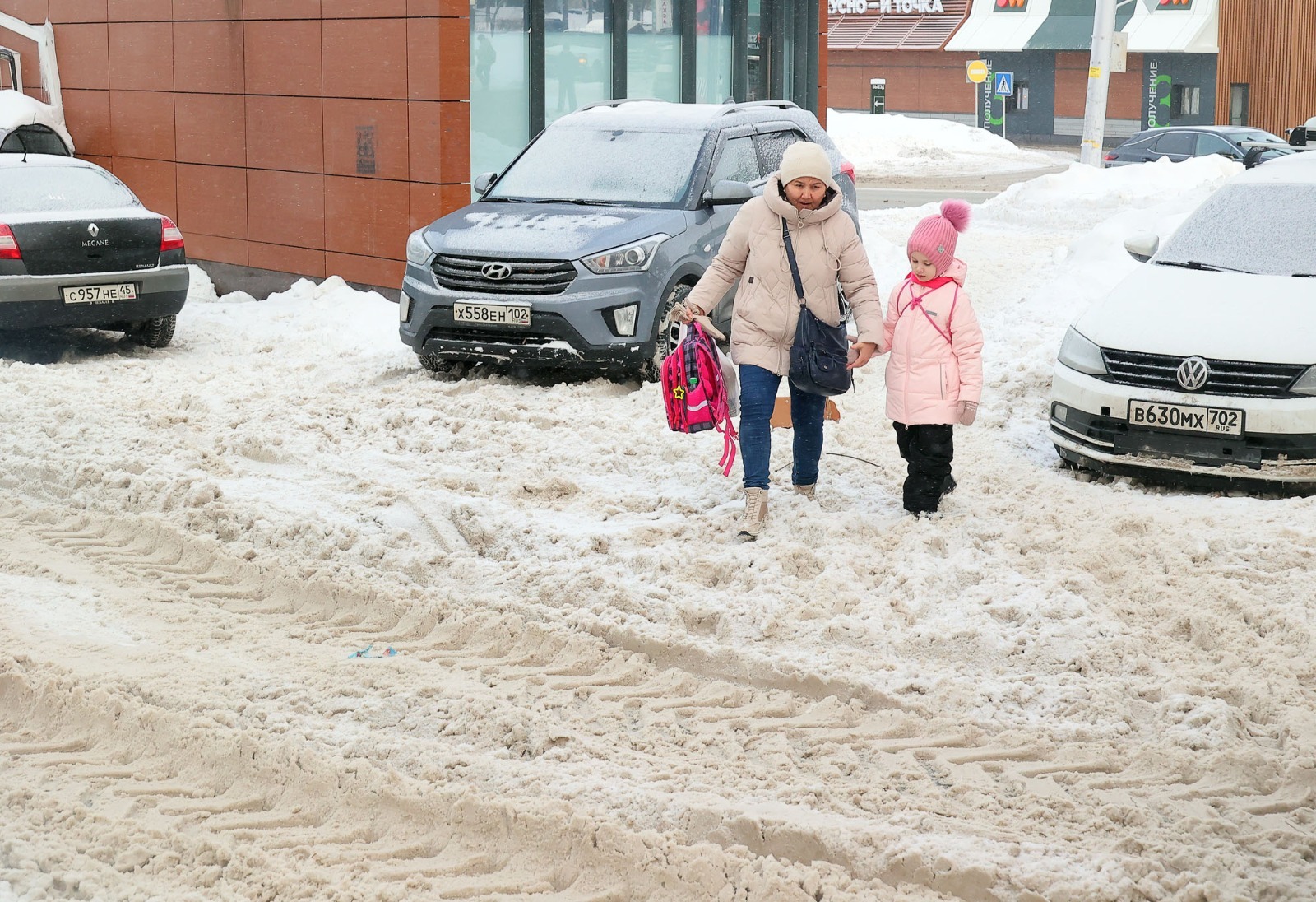 Александр ДАНИЛОВ  Выбор у пешеходов невелик — либо преодолевать снежное месиво, либо выходить на проезжую часть.
