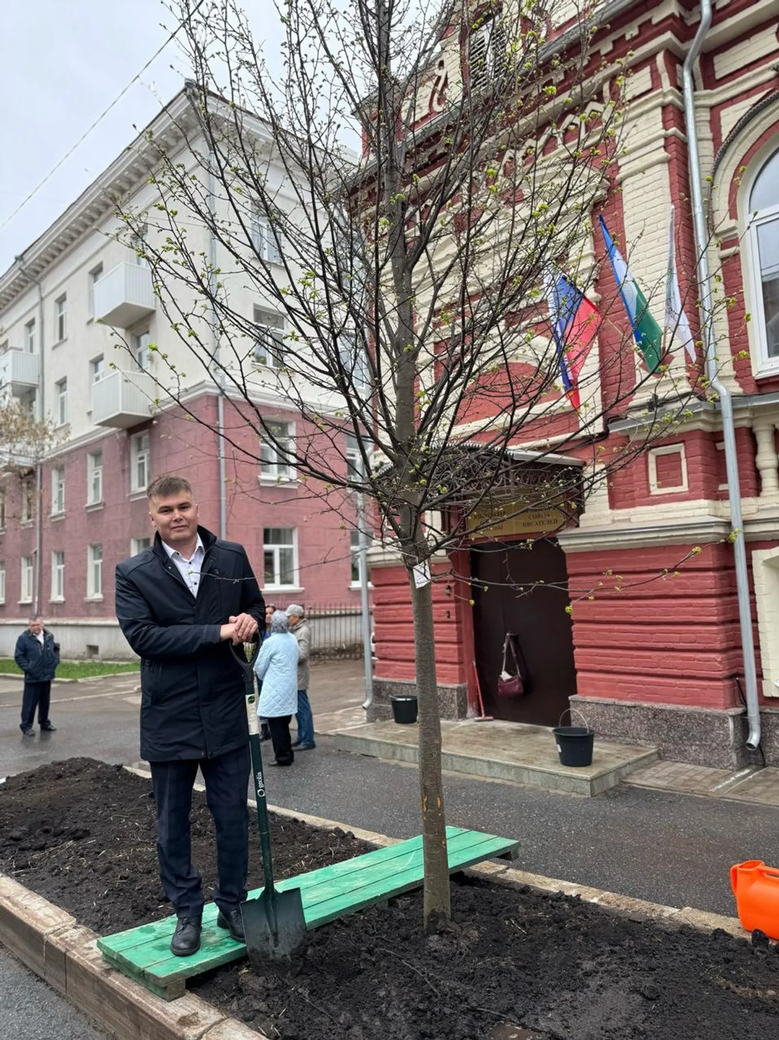 В Уфе появилась Аллея писателей