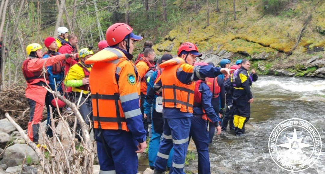 Спасатели Башкирии вытащили из горной реки упавших туда туристов