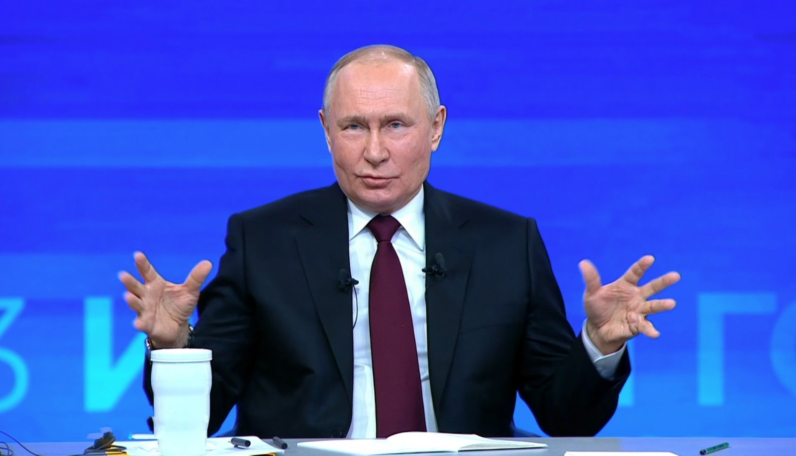 скриншот видеотрансляции «прямой линии» президента Чуть больше четырех часов отвечал на вопросы россиян Владимир Путин.