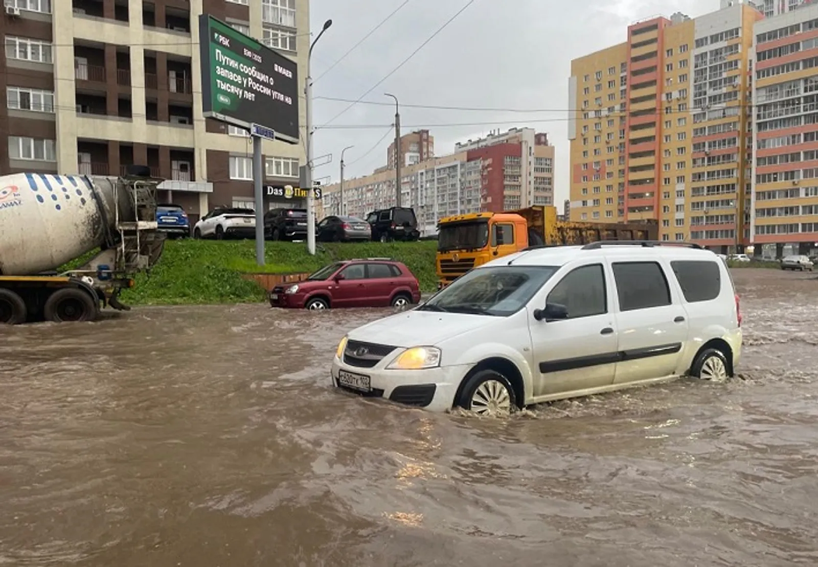 Ливень в Уфе затопил жилые дома и повалил деревья