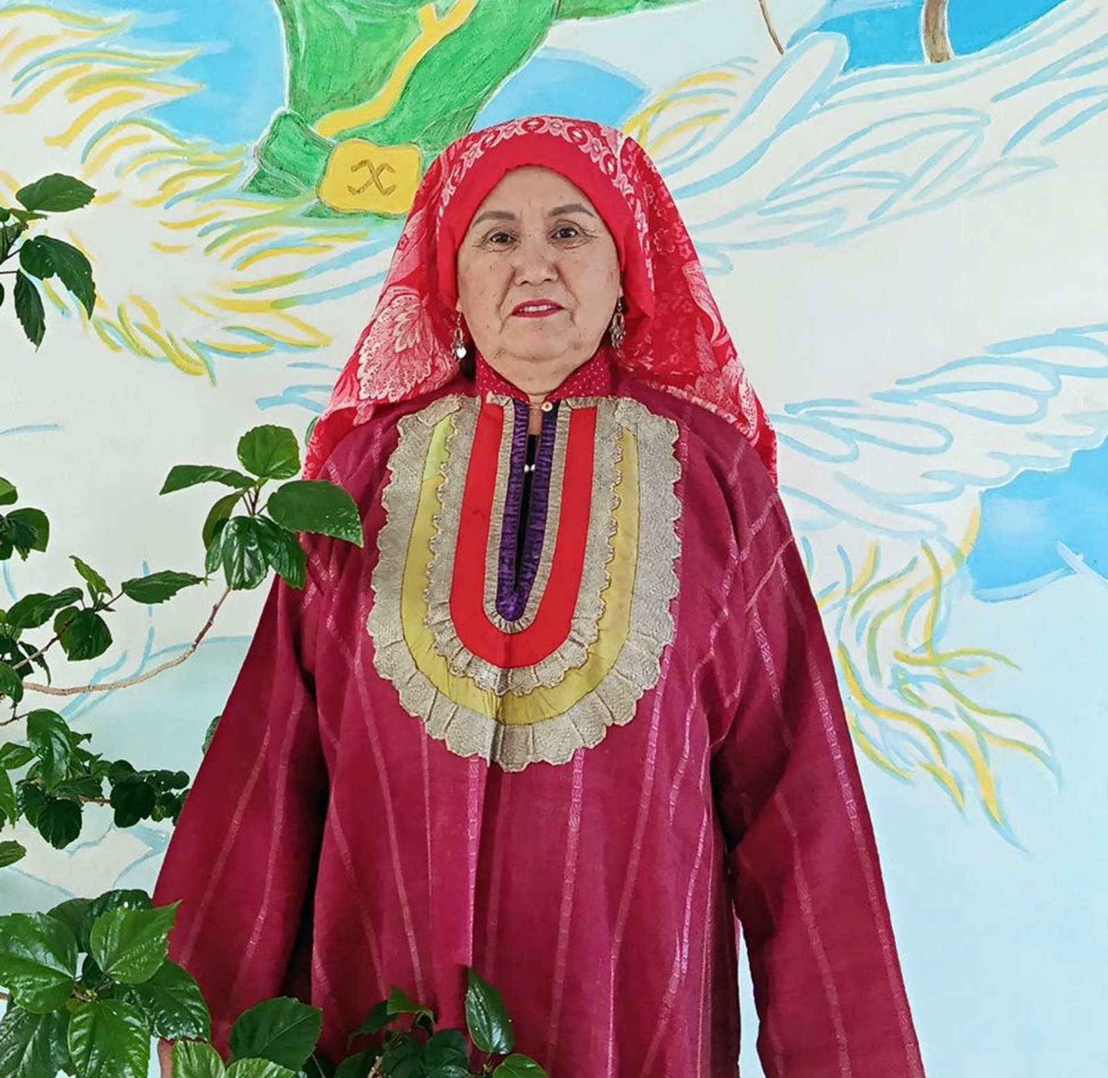 из семейного архива Анисы Такаевой На Анисе Такаевой поистине историческое платье. Оно было сшито в 1910 году из ткани, привезенной из паломничества — хаджа. Это платье стало семейной реликвией, бережно передающейся из поколения в поколение: Анисе оно досталось от ее матери, Садики Шариповой. Не менее древним является и «французский» платок, перешедший к ней от бабушки Кинзябики Шариповой.